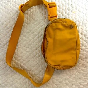 Lululemon everywhere belt bag